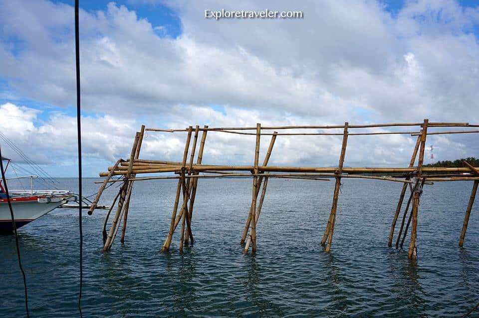 شاهد خطوتك على أرصفة قوارب الخيزران القديمة في جزر ليتي في جنوب غرب الفلبين