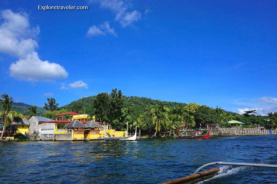 Danau Taal dan di dalam danau adalah Gunung Berapi Taal aktif di pulau Luzon di Filipina
