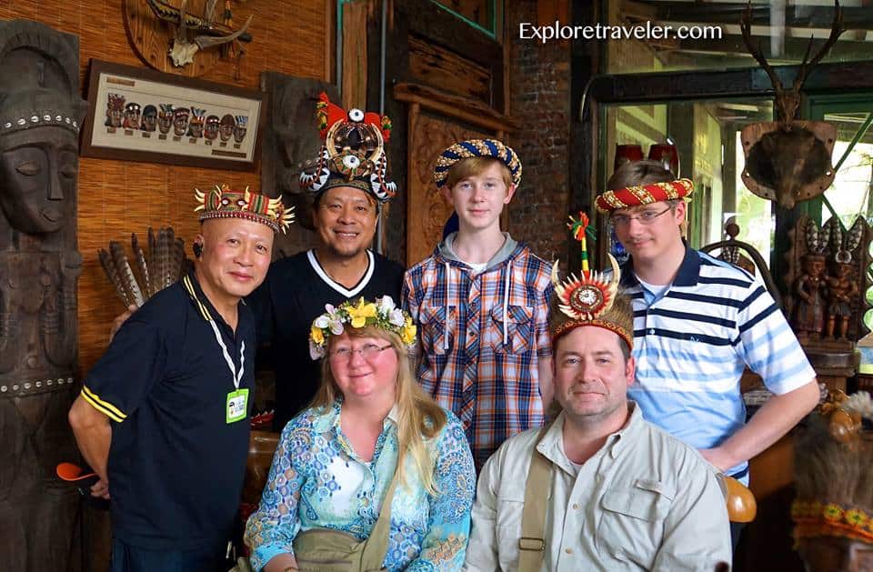 Exploretraveler.com Team mit den neuen Freunden Dario und Joy in der reichen Kultur der Paiwan- und Rukai-Stämme im Sandiman Village in Südtaiwan