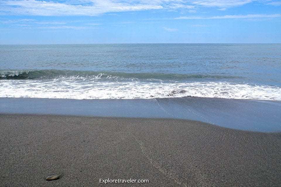 شاطئ الرمال البركانية البكر في تايتونج تايوان