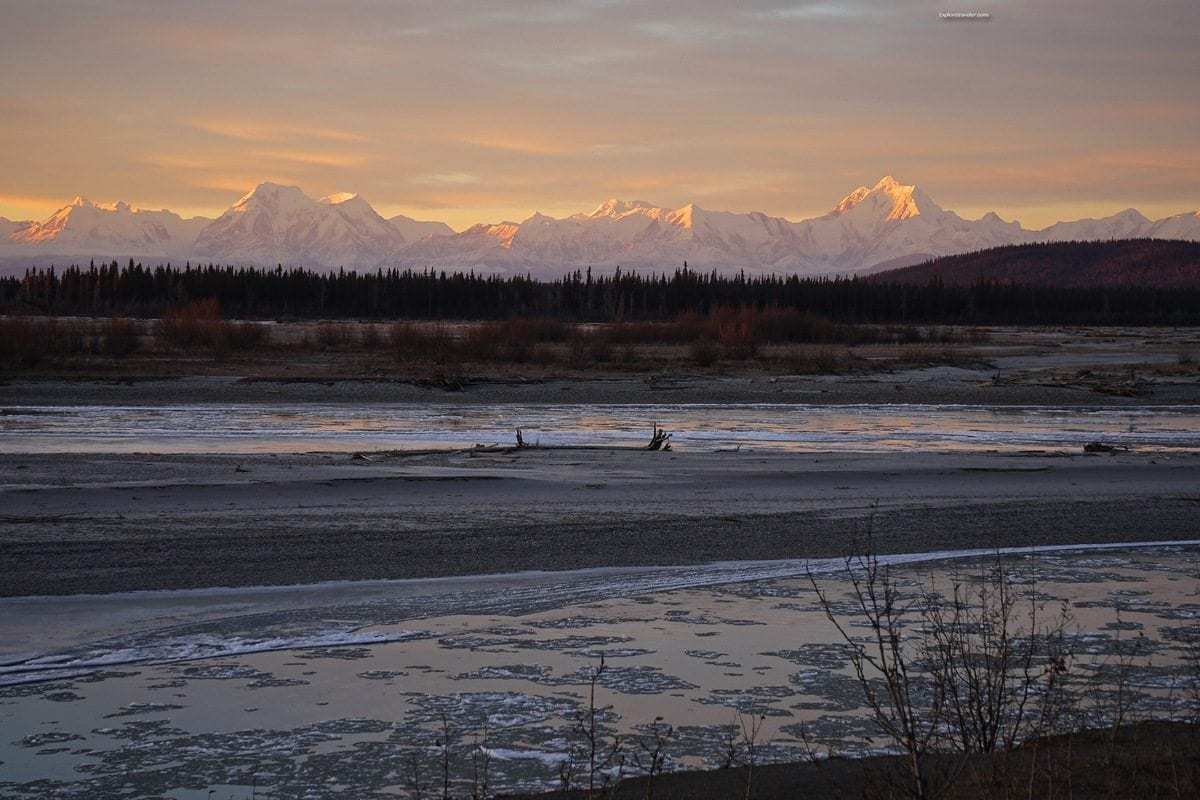 今日の写真〜アラスカ山脈の寒い朝