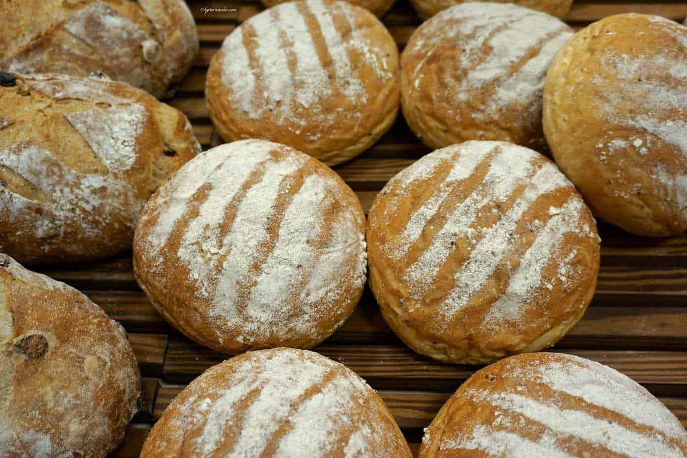 環遊世界食譜〜澳大利亞阻尼麵包 - 甜甜圈的特寫 - 黑麥麵包
