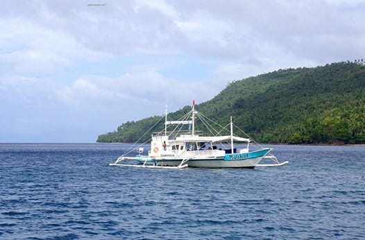 Pag-sisid sa paligid ng Magandang mga Isla ng Pilipinas - Маленькая лодка в большом водоеме - Филиппины