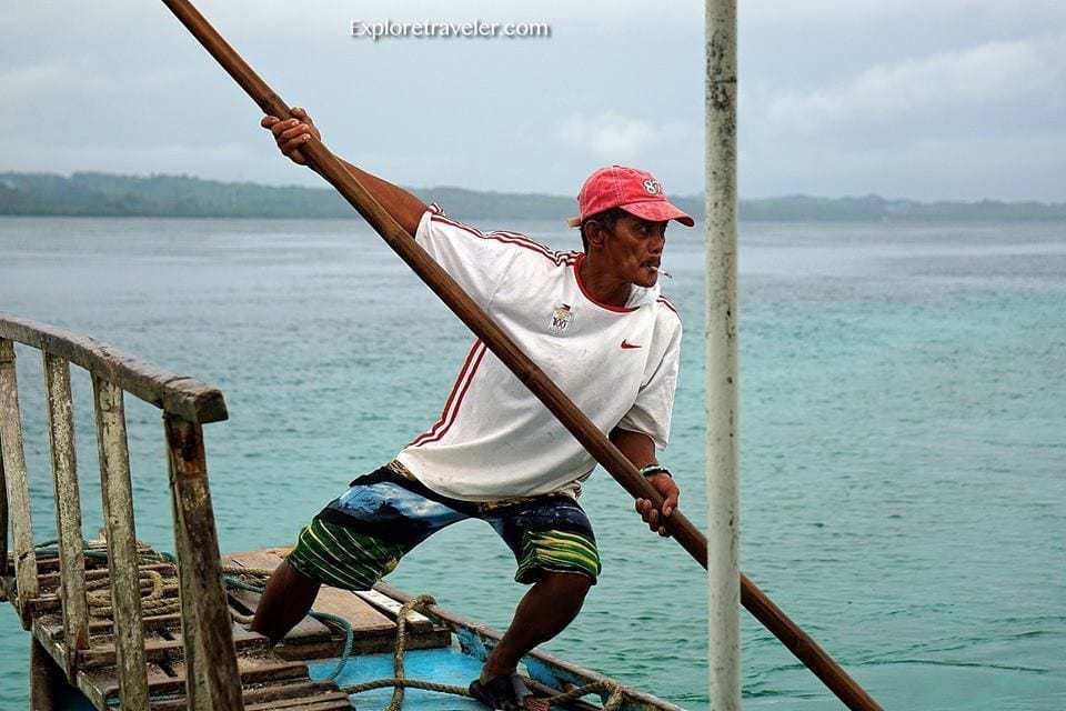 Isla Ng Pilipinas: Ang Kamangha-manghang Paglalakbay - Seorang pria yang berdiri di sebelah badan air - Perjalanan
