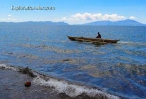 Bangka: Pangingisda sa Carigara Bay Pilipinas - A small boat in a body of water - Sea