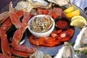 Das erstaunliche Fischerdorf von Sankt Petersburg, Alaska - Ein Teller mit Essen - Dungeness-Krabbe