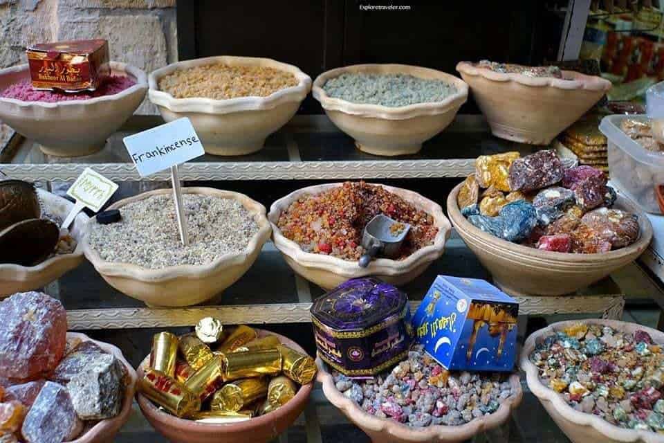耶路撒冷老城的寶藏 - 桌上有許多不同類型的食物 - PhotoTour Israel