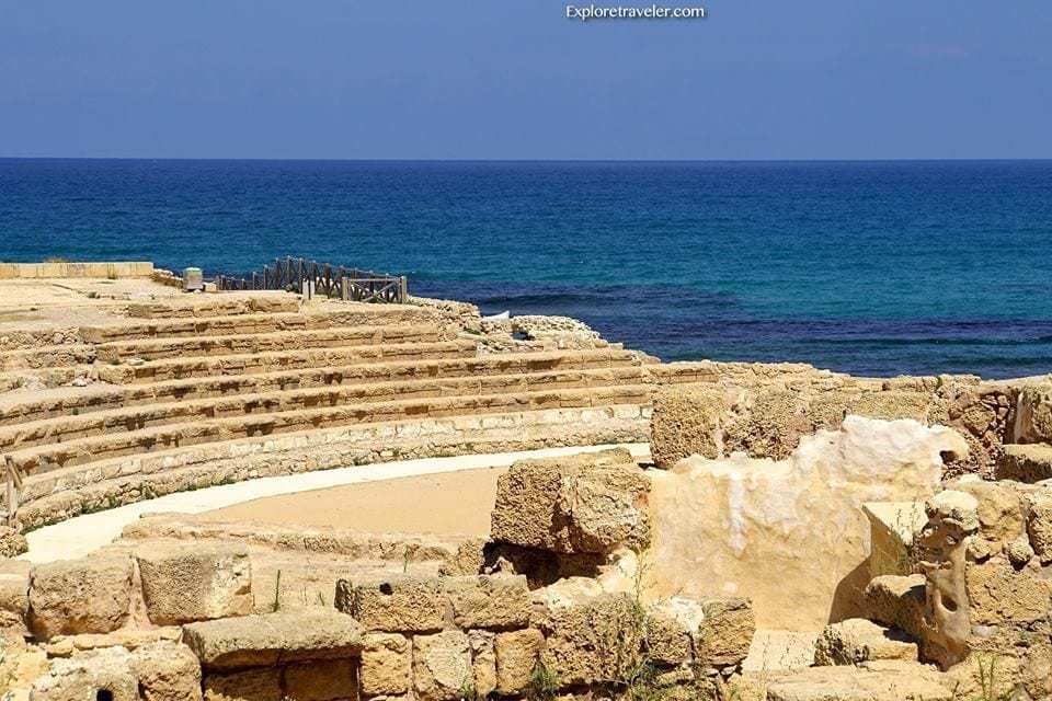 Caesarea Of The Mediterranean - Pantai berbatu di sebelah lautan - Tapak arkeologi