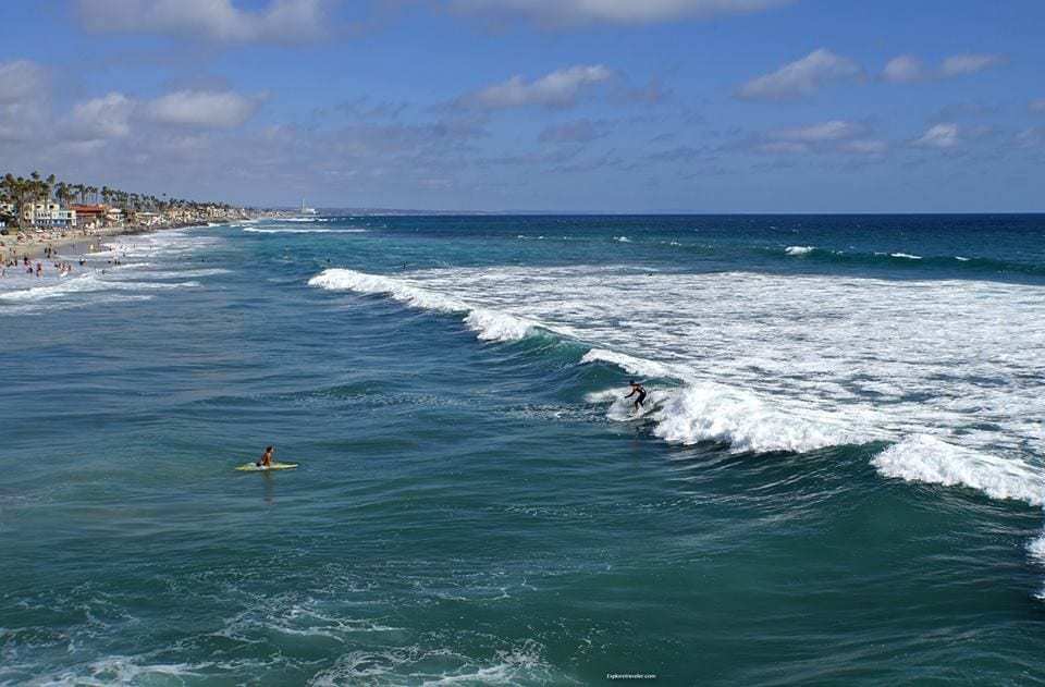 Spaß in der Sonne bei Oceanside California USA - EINE Gruppe von Menschen, die im Ozean surfen - Ozean