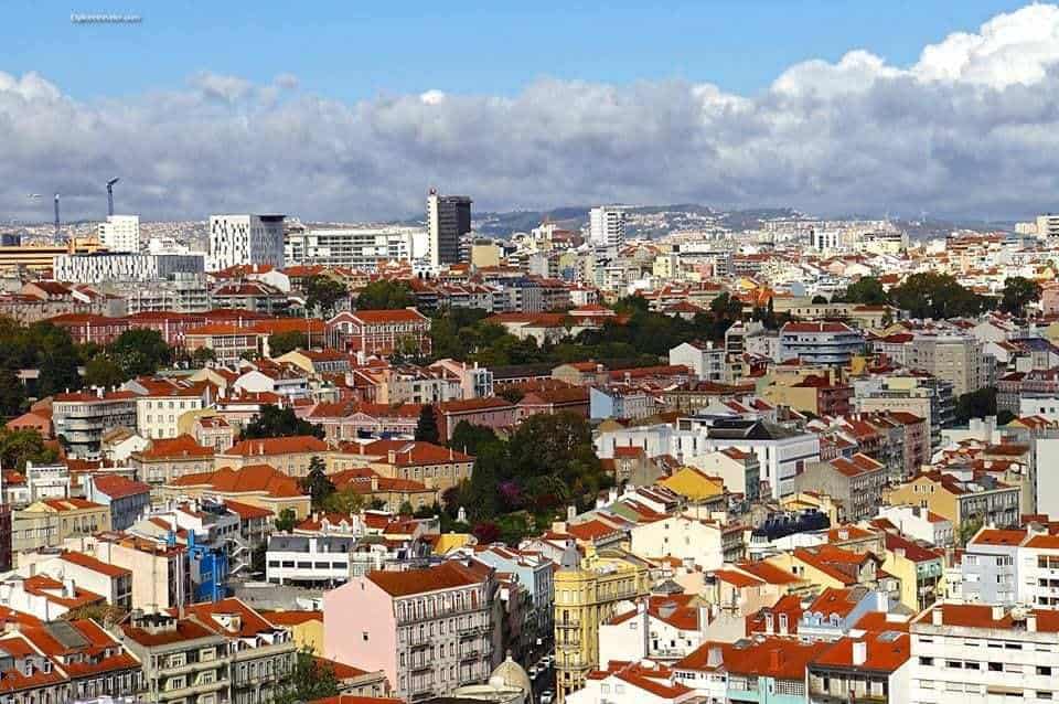 Foto Hari Ini ~ Memadukan Yang Lama Dan Yang Baru Di Lisbon Portugal - Sebuah kota besar - Lisbon