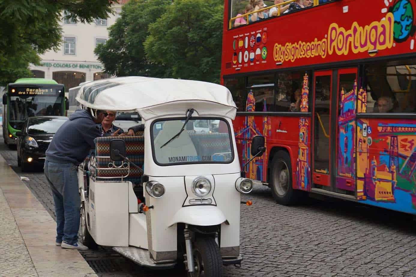 ExploreTraveler Presents：ポルトガルのリスボンを探索するパート1-通りの脇に停車しているバス-人力車