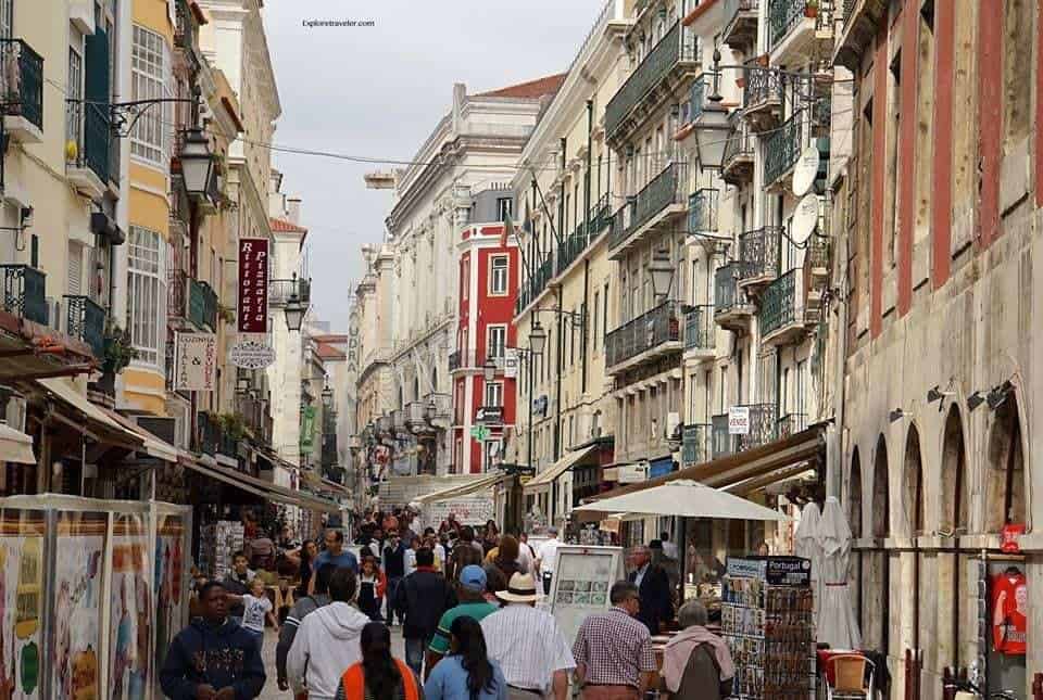 里斯本葡萄牙令人惊叹的首都 — 一群人走在城市街道上 — 市区