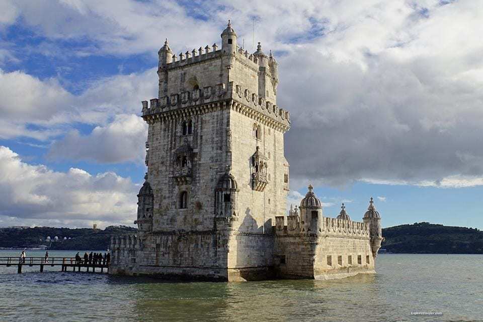 在葡萄牙里斯本发现贝伦塔的奥秘 - 阴天的城堡，背景是贝伦塔 - 贝伦塔