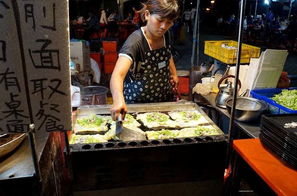 Petualangan Makanan “Little Eats” Taiwan - Seorang wanita memasak makanan di restoran - Makanan jalanan