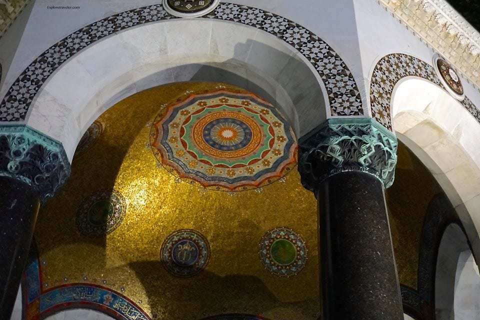 Erkundung der Sultan-Ahmed-Moschee in Istanbul Türkei - Ein großes weißes Gebäude - Die Blaue Moschee