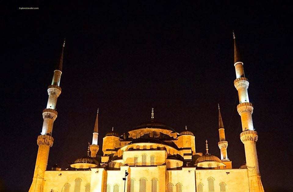 Erkundung der Sultan-Ahmed-Moschee in Istanbul Türkei - eine Nahaufnahme eines Turms - die Blaue Moschee