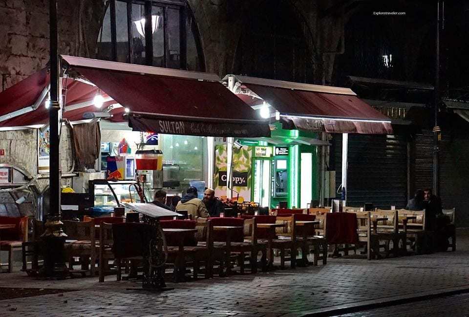 makan di luar makanan Istanbul Turki