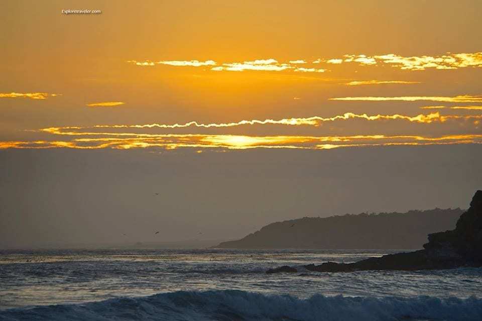 Прекрасний туманний вечір на пляжі Біг-Сур у Каліфорнії – захід сонця над водоймою – Біг-Сур