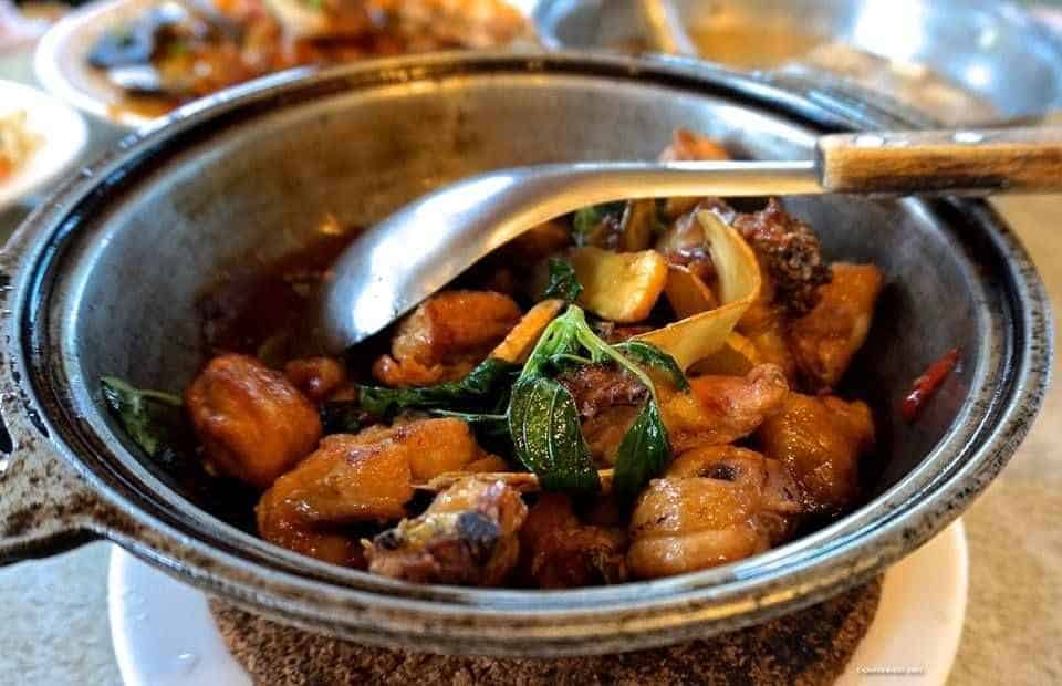Essen Sie wie ein König und reisen Sie um die Welt - Eine Schüssel mit Essen auf einem Teller - Curry
