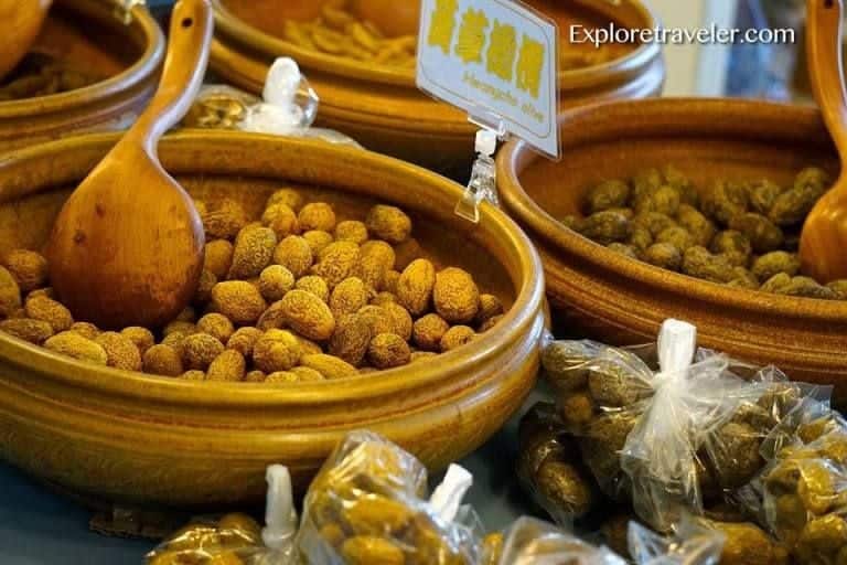 Оливкові цукати: тайванська фірмова миска з їжею на столі – оливкова