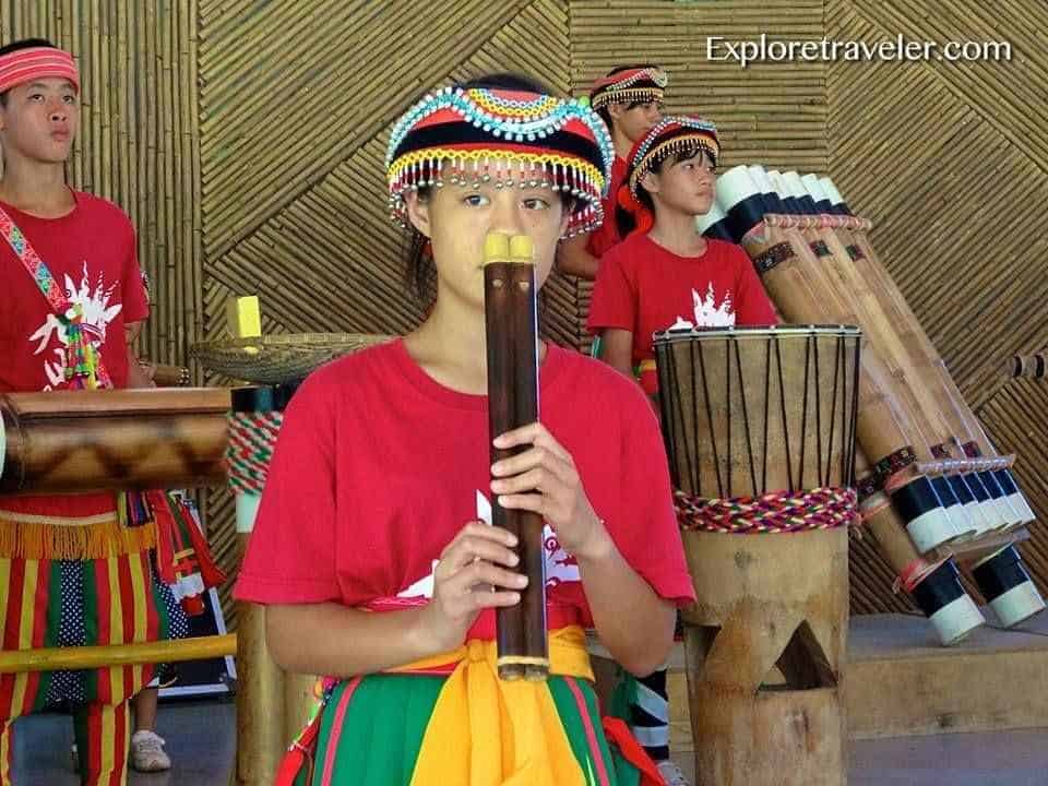 台湾先住民のフォトツアー-帽子をかぶってギターを持っている人-台湾先住民