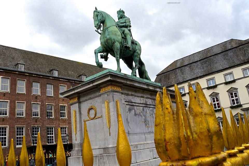 Discovering The Posh, Germany ancient statue War in Europe