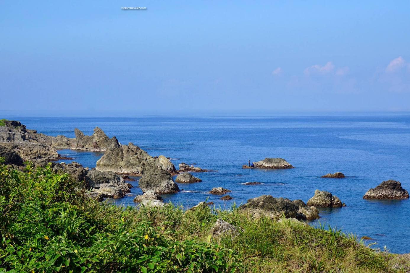 Terumbu karang terjal dan batuan vulkanik di sepanjang pantai Taitung County Taiwan