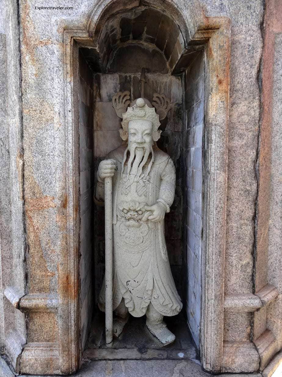 Chinesischer Steinwächter im Tempel der Morgenröte Wat Arun