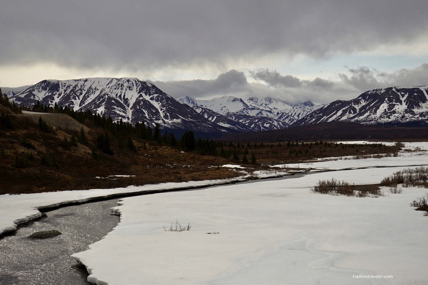 德納利國家公園河流和山脈的春季解凍
