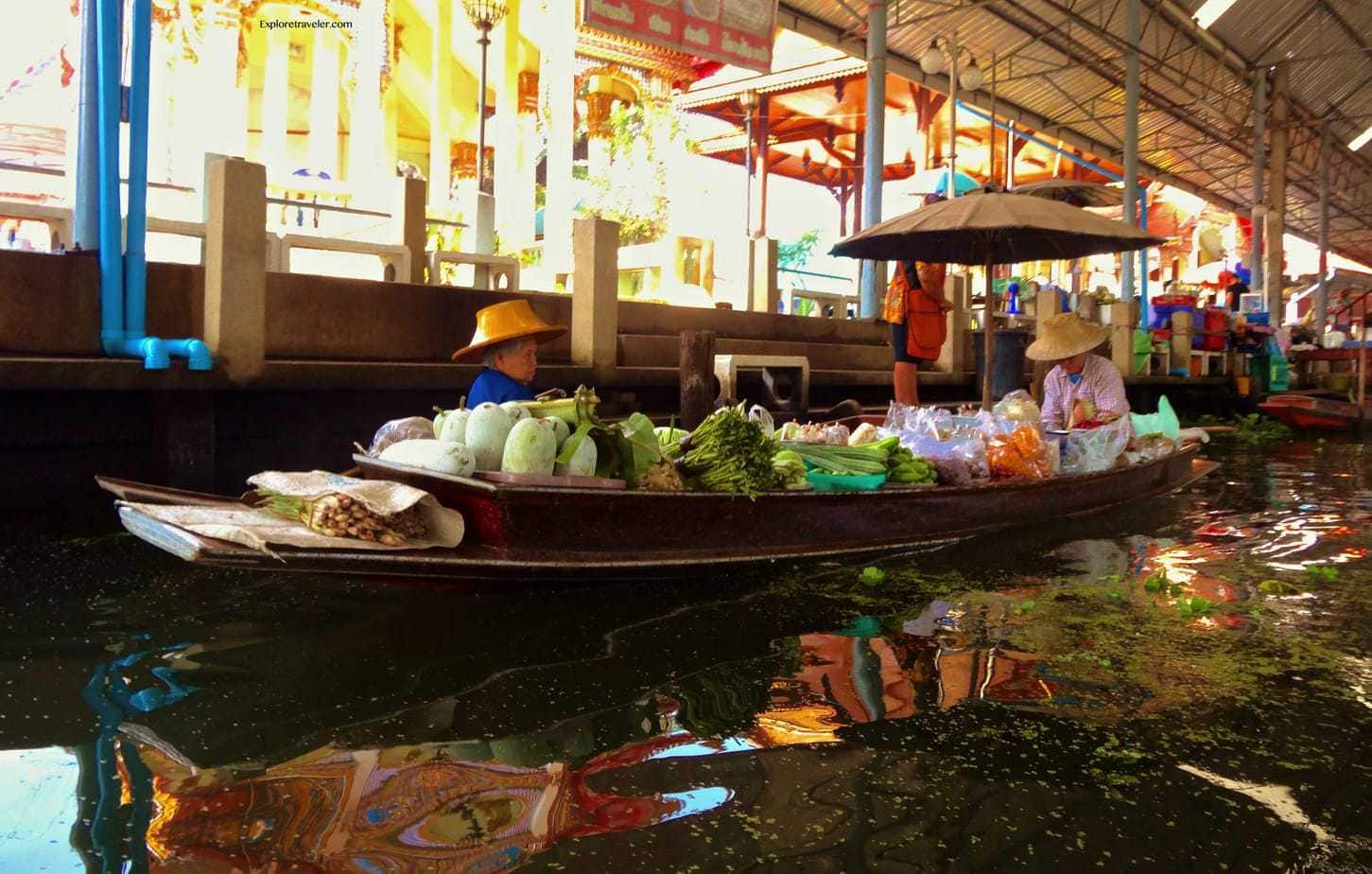 Nagtitinda ng mga gulay sa kahabaan ng Damnoen Saduak Floating Market