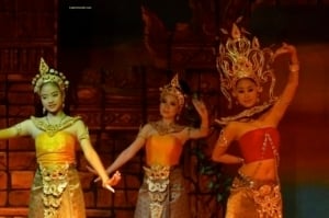 Traditional Thai dancers in ornate costumes performing a cultural dance, showcasing the historical significance of Thai dance rooted in ancient Siamese traditions.
