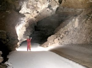 Grotte de la rivière enneigée