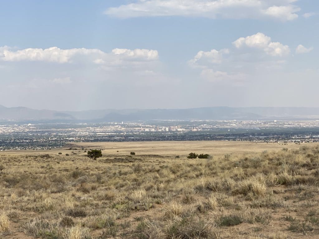Tinatanaw ng Albuquerque ang kahabaan ng Volcanoes Trail Petroglyph National Monument