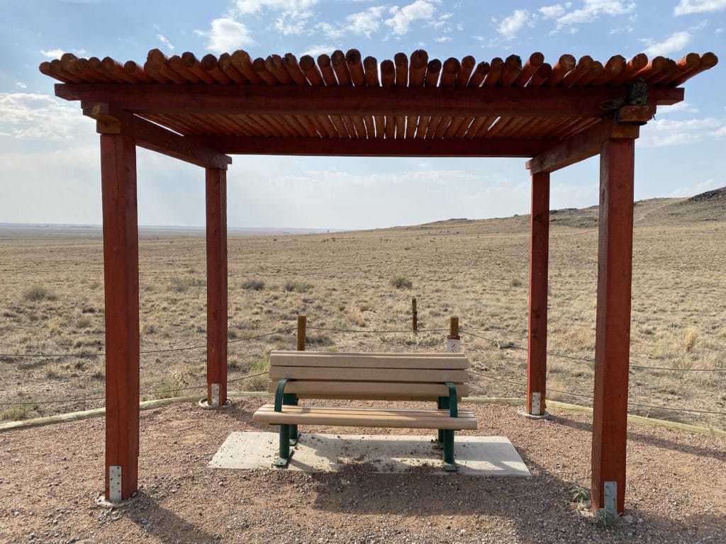 Resting area sa kahabaan ng Volcanoes Trail Petroglyph National Monument