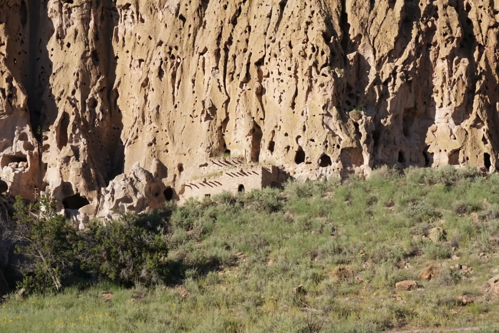 Rune lumpur dan bata orang Pueblo di Monumen Nasional Bandelier.