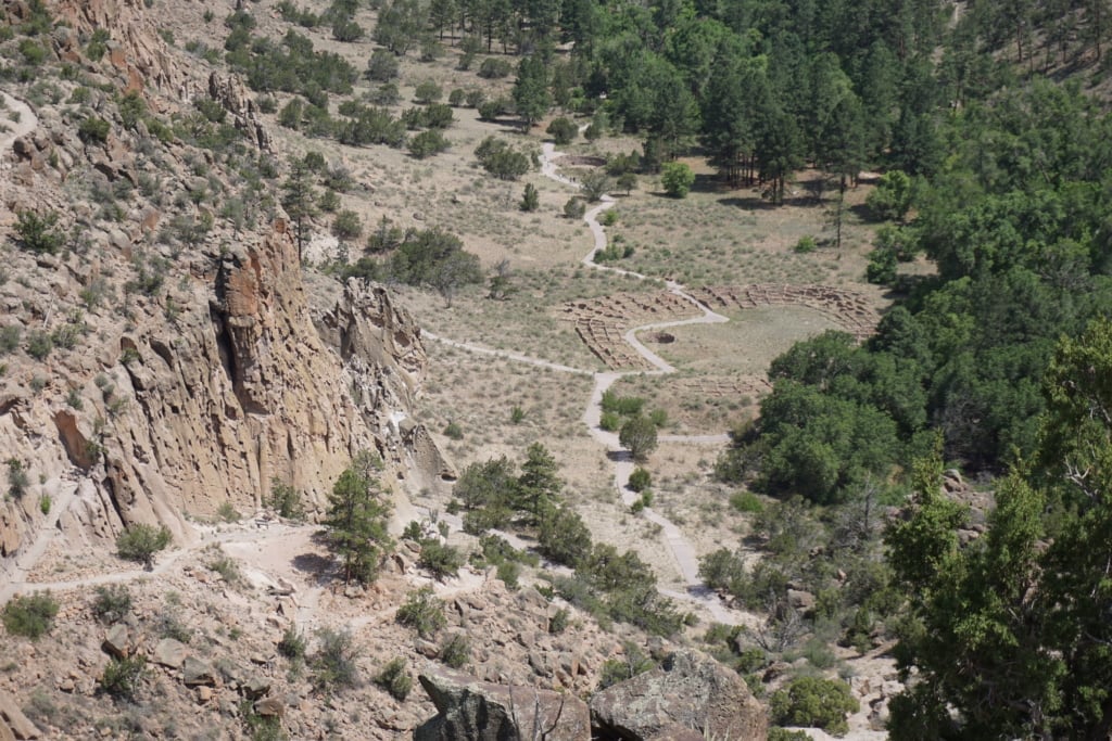Pemandangan puncak Jalur Putaran Utama Pueblo dari atas.
