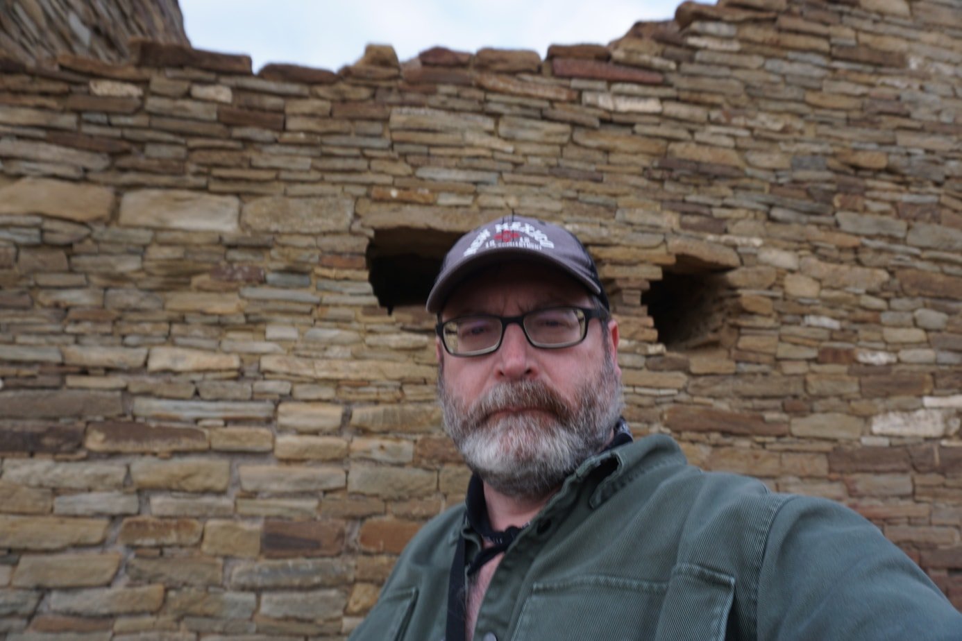 Джон Джентрі в національному історичному парку Chaco Culture Pueblo Bonito Ruins тенденції подорожей