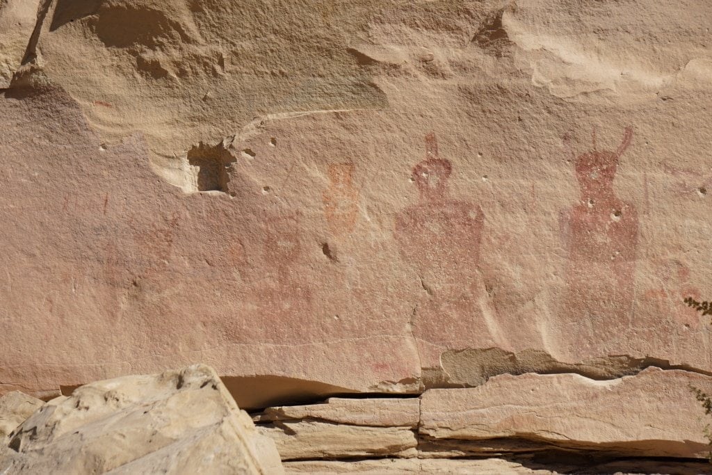 Petroglifos estilo Barrier Canyon de Utah Sego Canyon