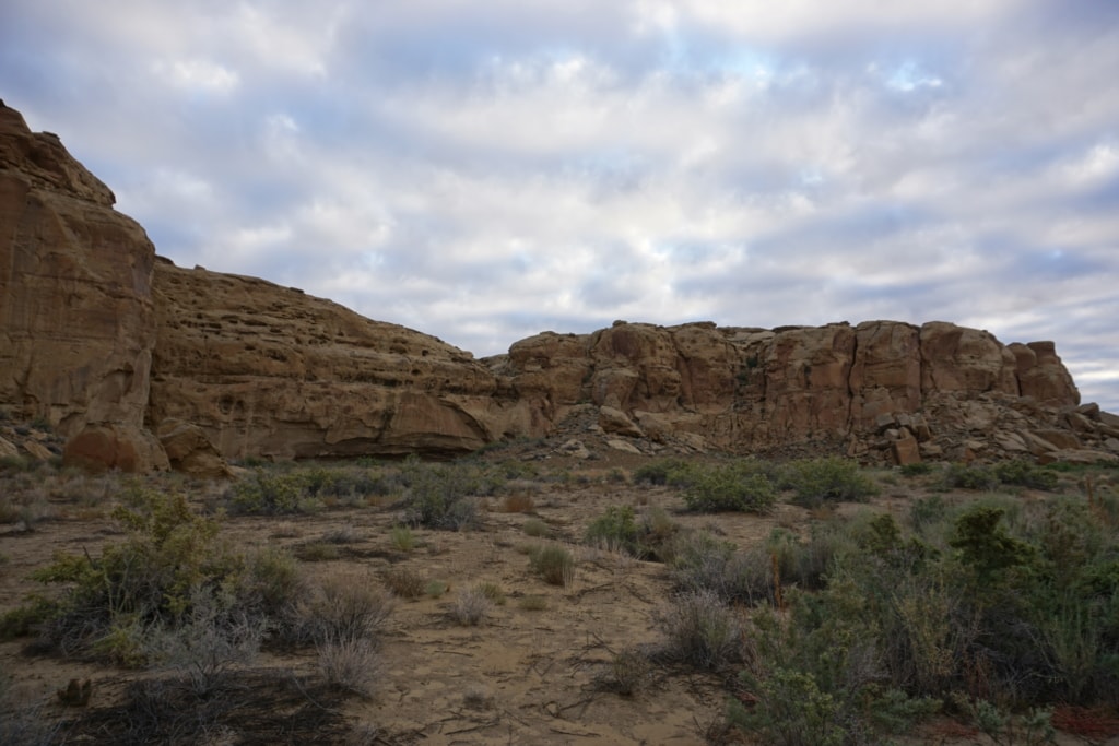 Taman Sejarah Nasional Budaya Chaco Formasi batuan di bawah langit biru pagi
