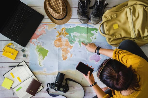 مفهوم تخطيط السفر لقضاء الإجازة مع الخريطة