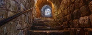 Navigieren Sie durch die labyrinthischen Wege der Altstadt Jerusalems, umgeben von jahrhundertealter Geschichte und religiösen Sehenswürdigkeiten.