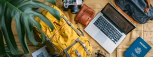 Ein gut ausgestatteter Rucksack mit Laptop, Reisebudget, Trainingsausrüstung und Reisepass, der die wesentlichen Dinge für einen erfolgreichen Nomadenlebensstil symbolisiert.