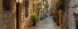 eine schmale Gasse in der Altstadt von Jerusalem, gesäumt von Boutique-Hotels, die Charme und Luxus ausstrahlen.